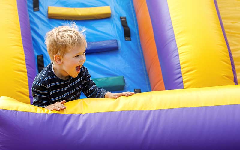Niños disfrutando en castillo hinchable para eventos